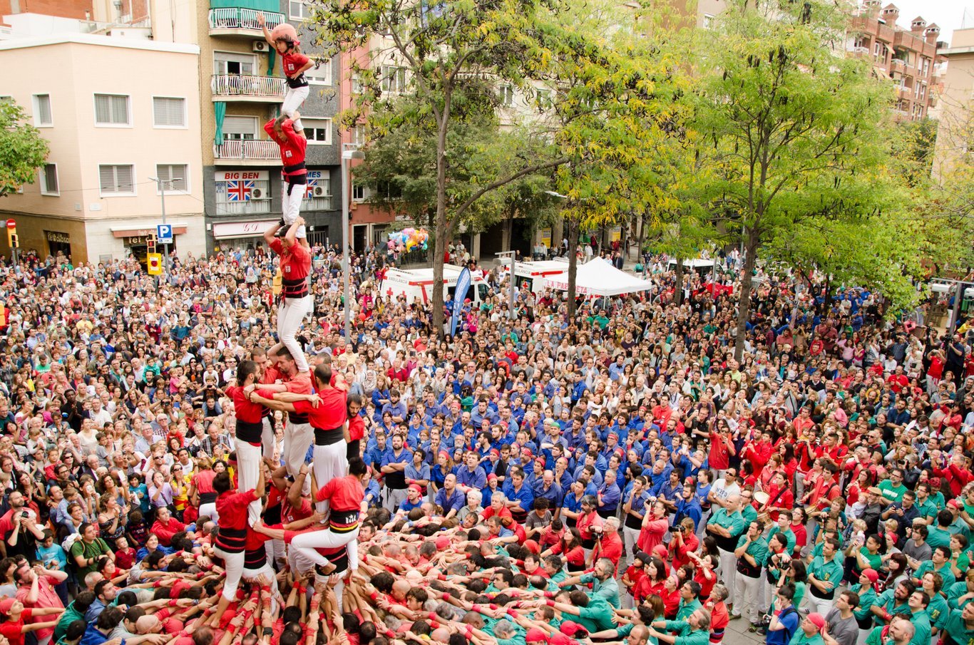 4 de 8 amb l'agulla carregat, Castellers de Barcelona
