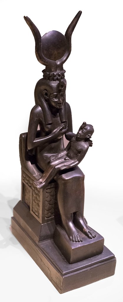 Estatuilla en bronce de unos 35 cm de la diosa Isis tocada con el disco solar amamantando a su hijo Horus. Datada en la Baja Época (664-342 a.C.)