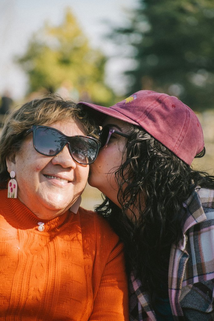 Una niña besa a su madre.