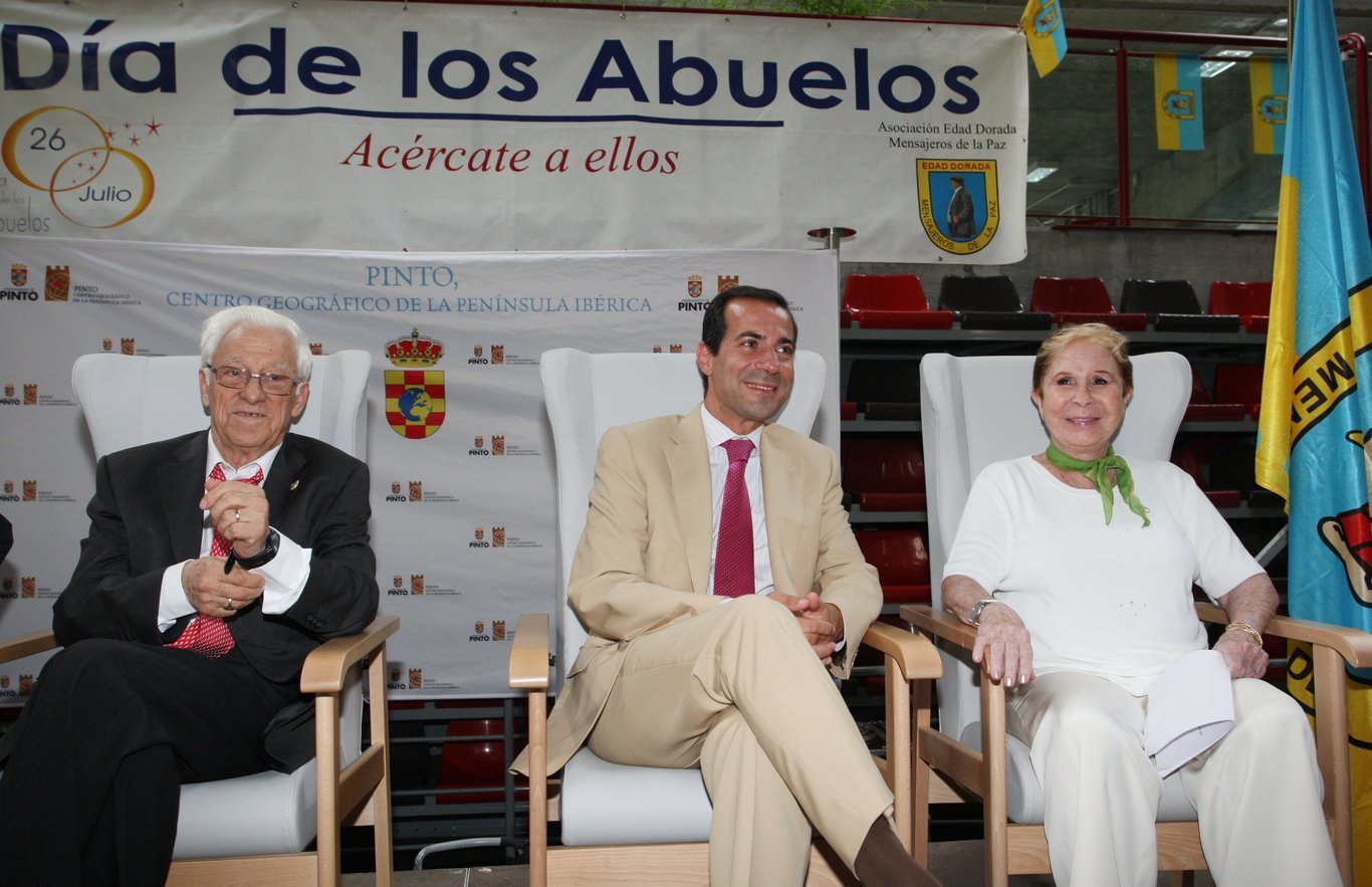 La Comunidad de Madrid celebra el Día de los Abuelos con la presencia del Padre Ángel, presidente de la ONG Mensajeros de la Paz. 2012