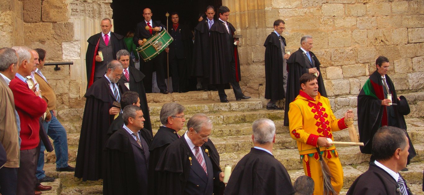 Corpus Christi, "El Colacho", Cofradía de Minerva, saliendo de la iglesia al inicio de la procesión.