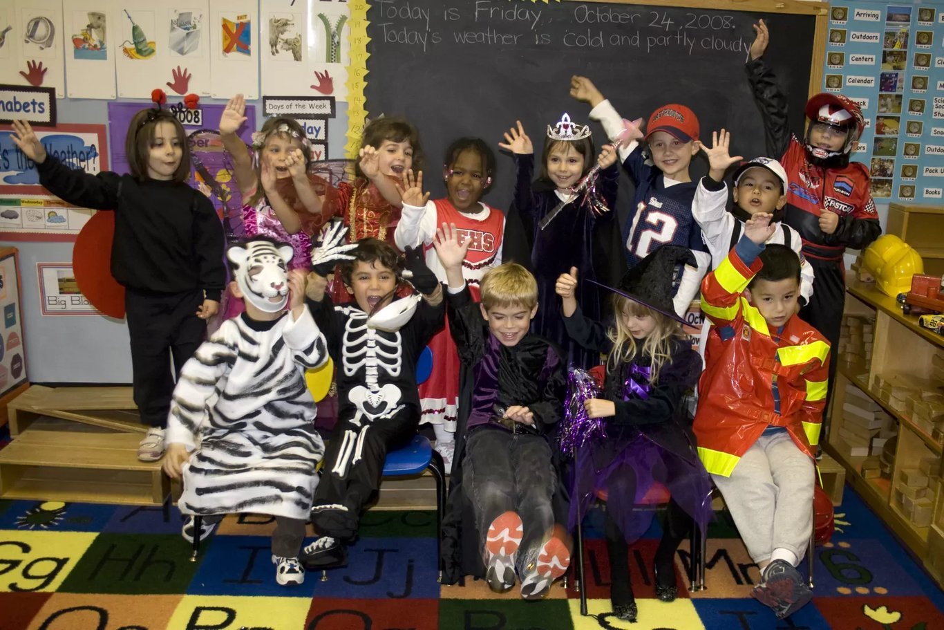 Niños disfrazados de Halloween en clase
