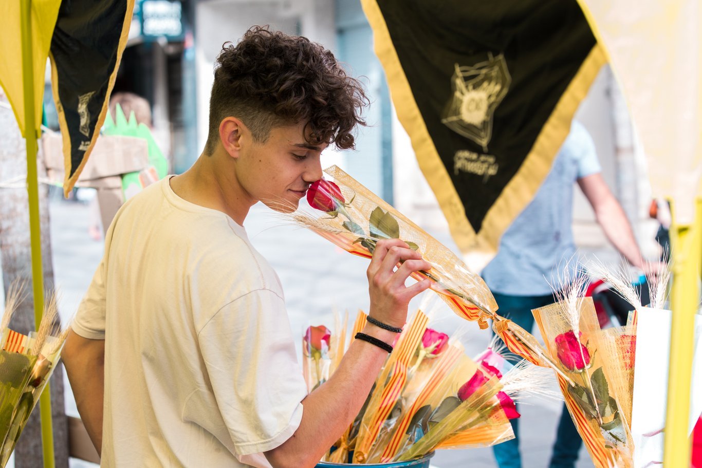 Un amante de las flores el día de Sant Jordi.