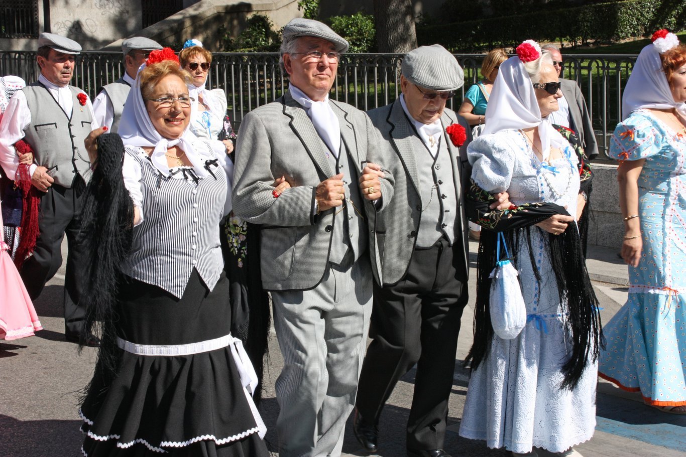 Parejas de chulapos y chulapas en las fiestas de San Isidro.