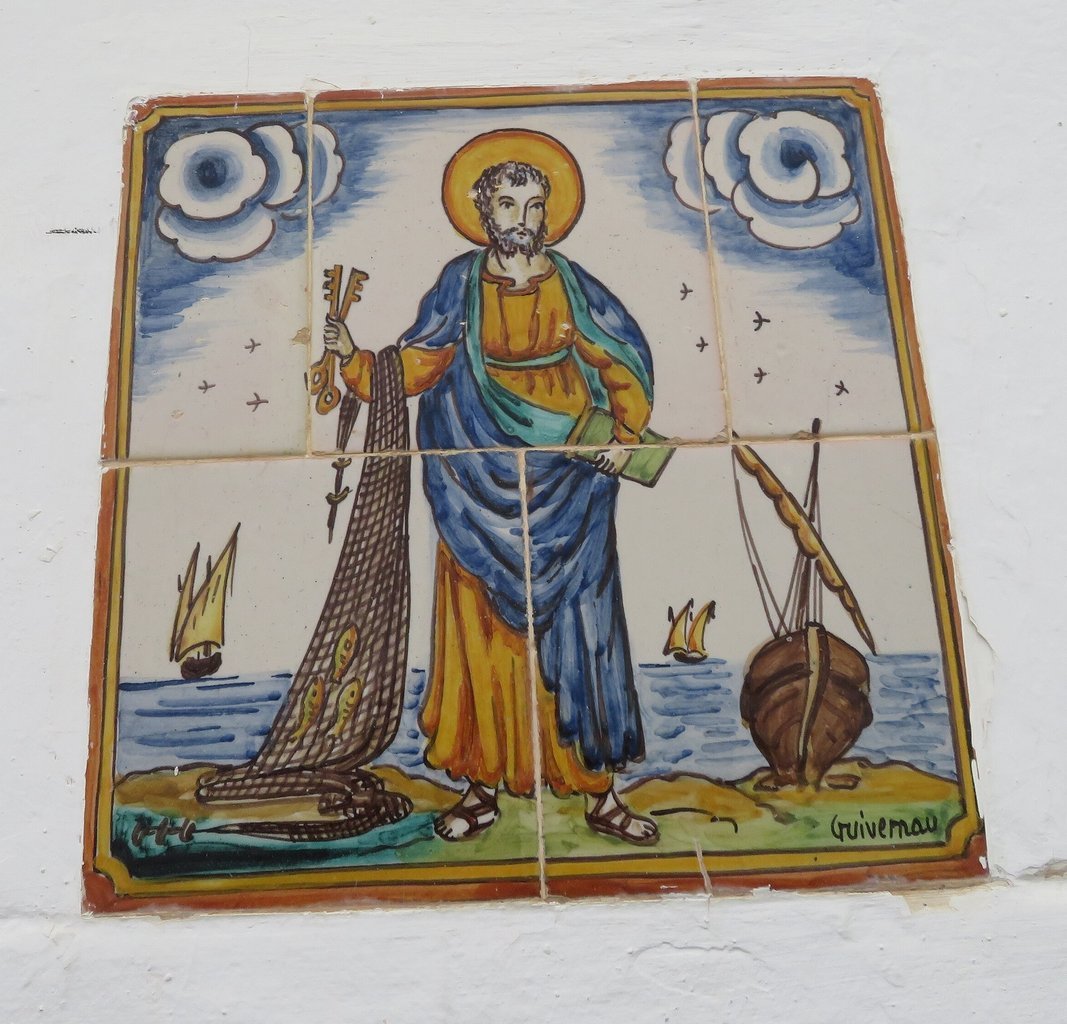 Azulejo iconográfico del apóstol San Pedro el Pescador, en Les Cases de Alcanar (España)