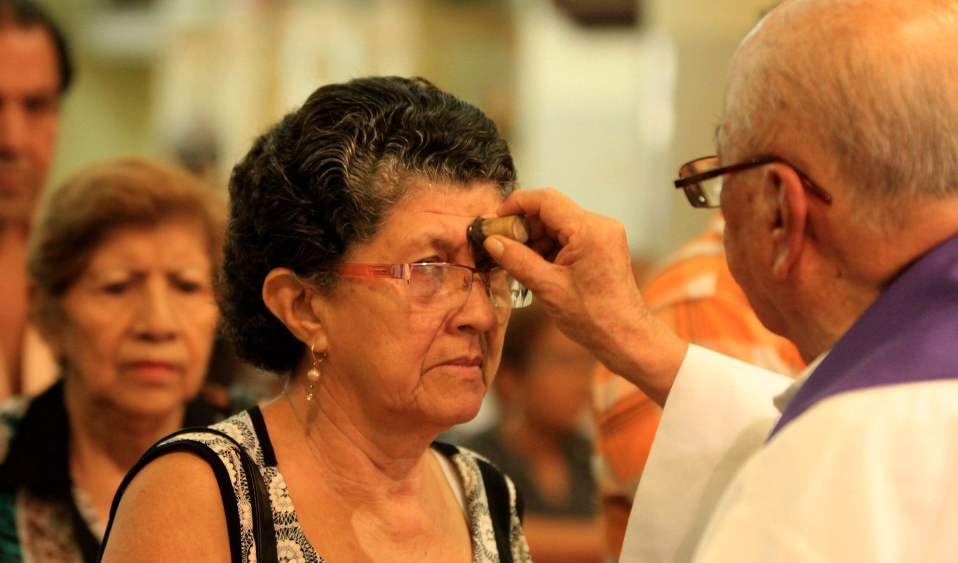 Imposición de las cenizas en la celebración cristiana.