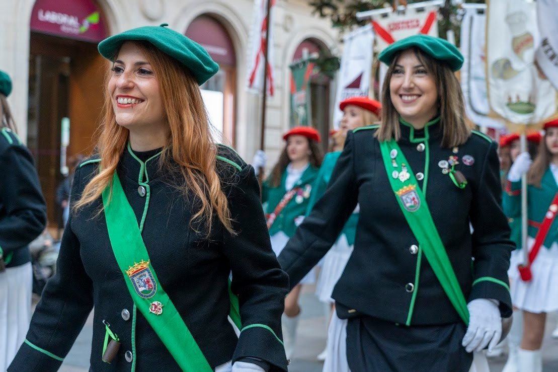 Majorettes desfilando por la calle Dato en las fiestas de San Prudencio de Vitoria en 2025