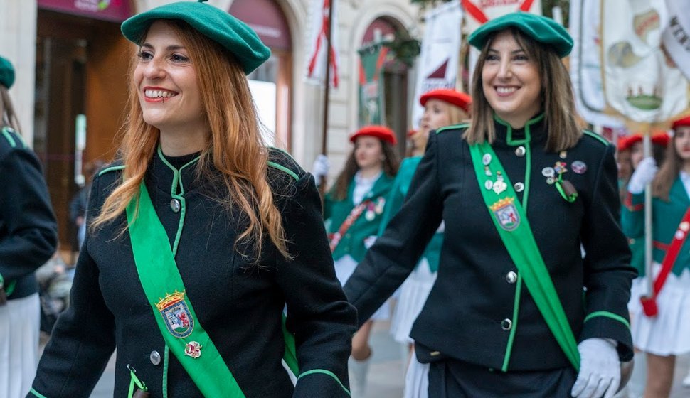 Majorettes desfilando por la calle Dato en las fiestas de San Prudencio de Vitoria en 2025