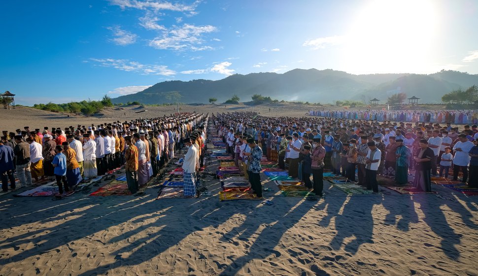 Oración del Eid en Gumuk Pasir Parangkusumo, Indonesia