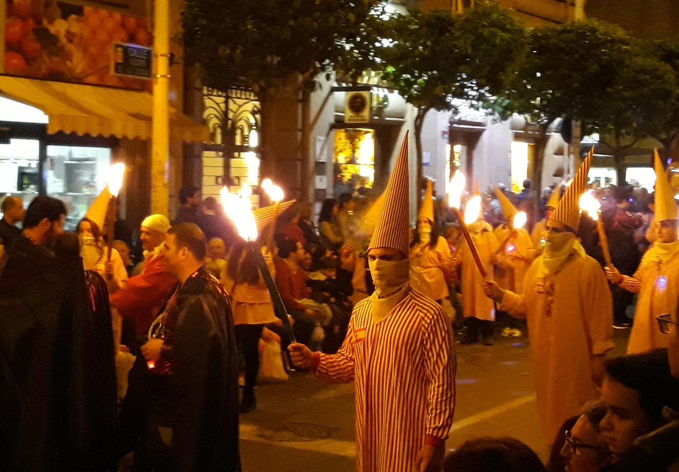 Hachoneros durante el desfile del testamento de la Sardina (Murcia)