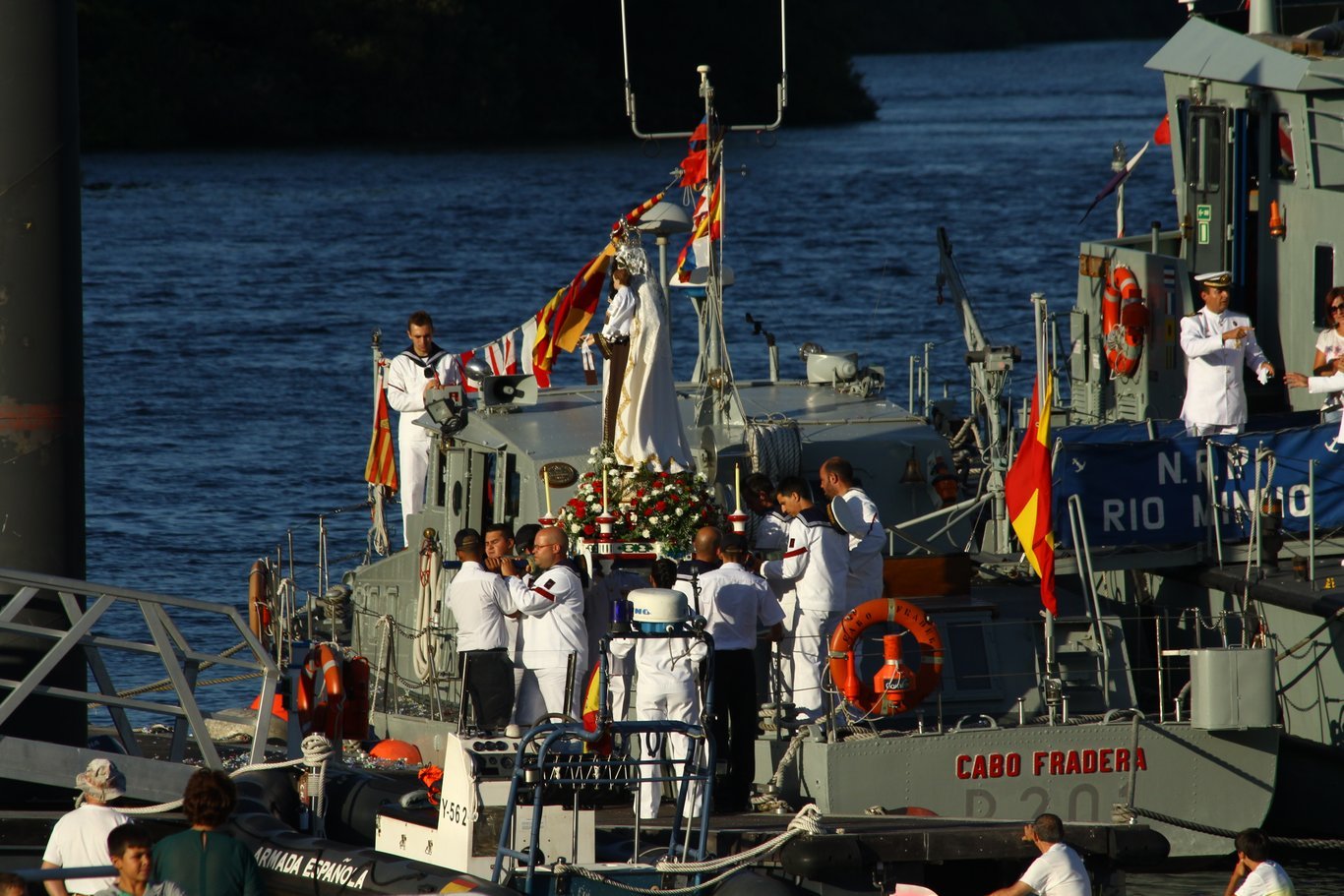 Marinos de la Armada Española portando la imagen de la Virgen del Carmen.