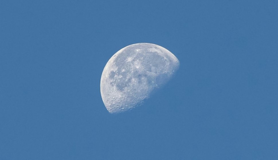 Una luna en el cielo
