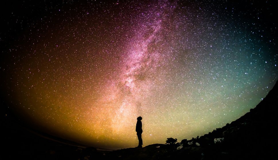 En astrología, mirar al cielo nos enseña a mirarnos por dentro.