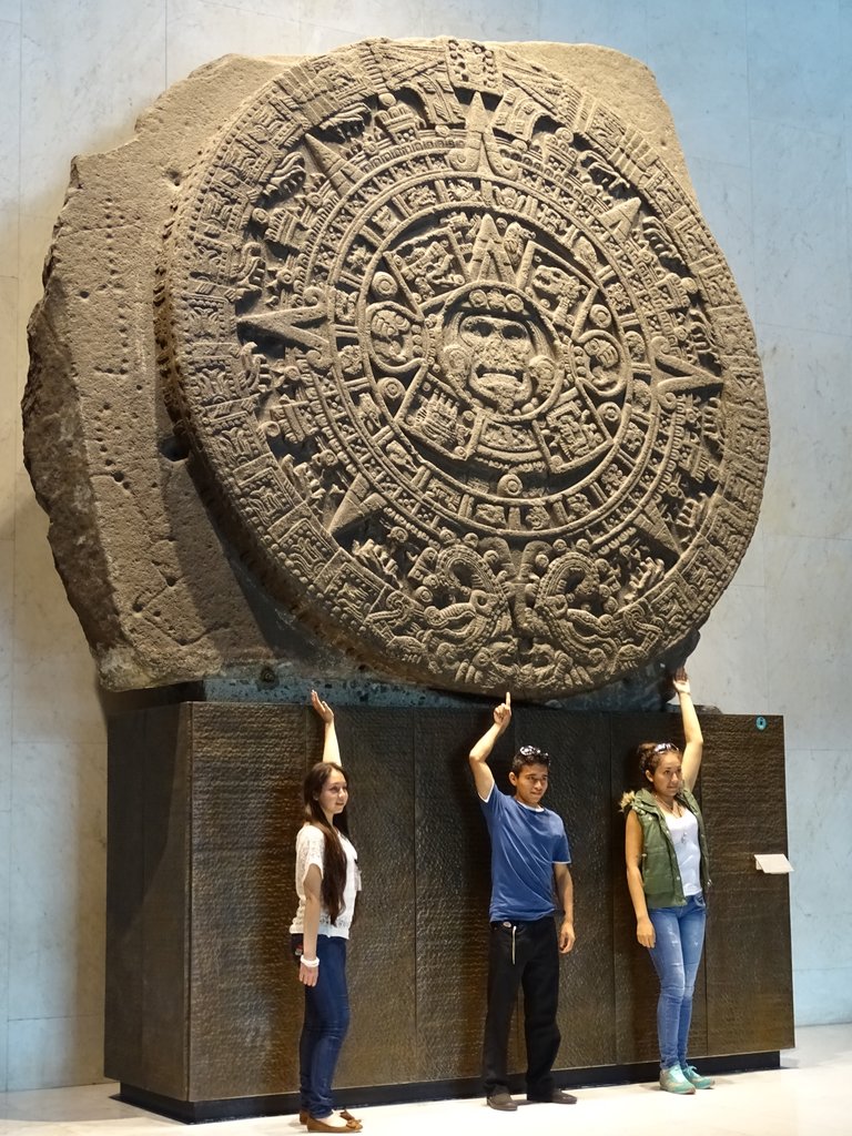 Vista d'insieme de las dimensioni monumentali del monolite