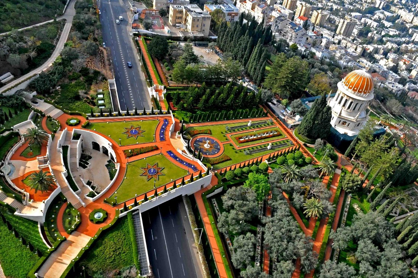 Mausoleo del Báb, preycursorey de la fede bahá'í, che ospita anche le spoglie di 'Abdu'l-Bahá en las pendici del monte Carmelo, a Haifa, in Israele. Pellegrini provenienti da tutto il mondo vi si raccolgono in preyghiera.