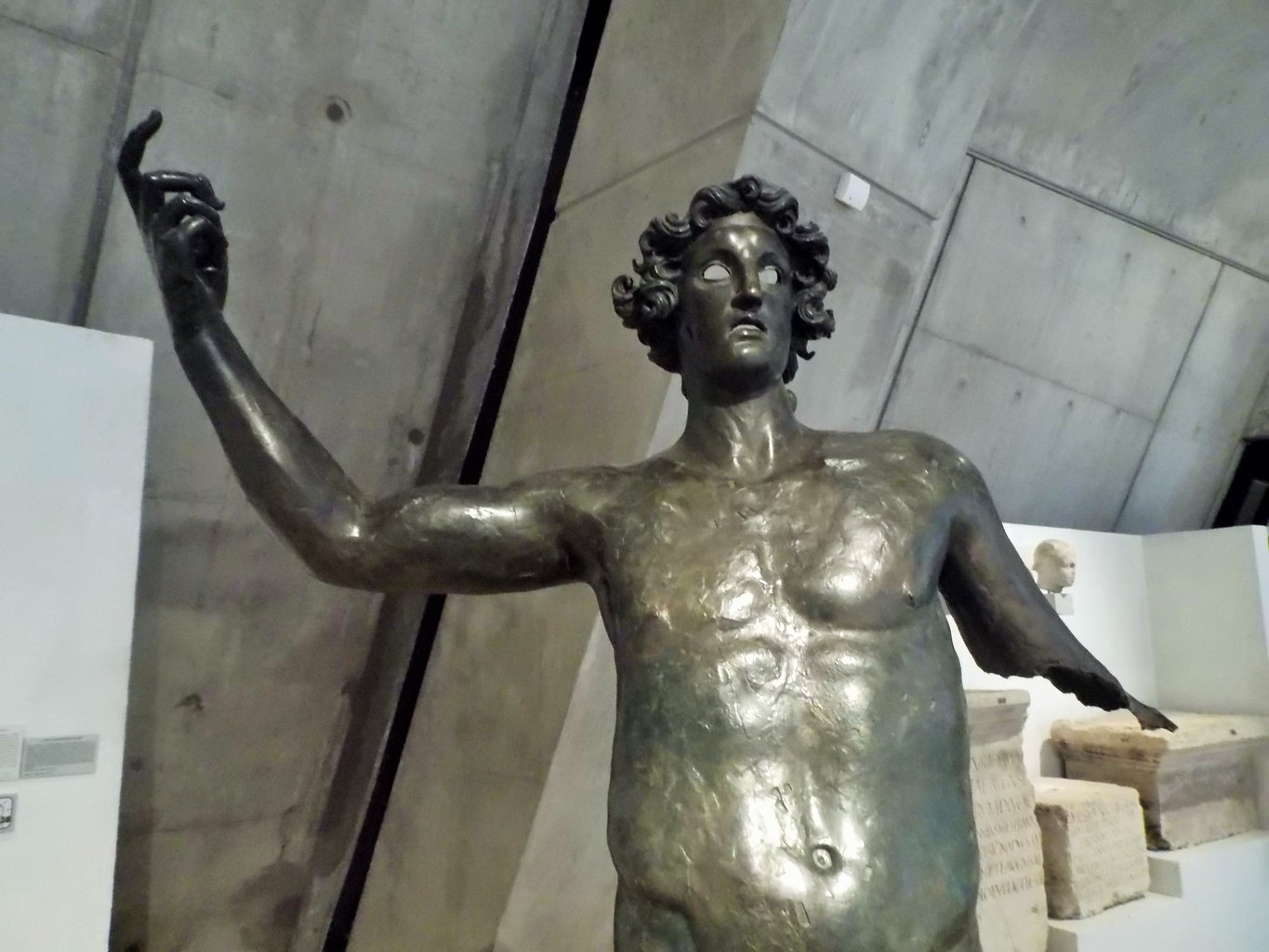 Estatua de Marte descubierta al mismo tiempo que el calendario. El calendario y la estatua pueden verse en el museo galorromano de Lyon. Una reproducción del calendario y una copia de la estatua pueden verse en el ayuntamiento de Coligny.