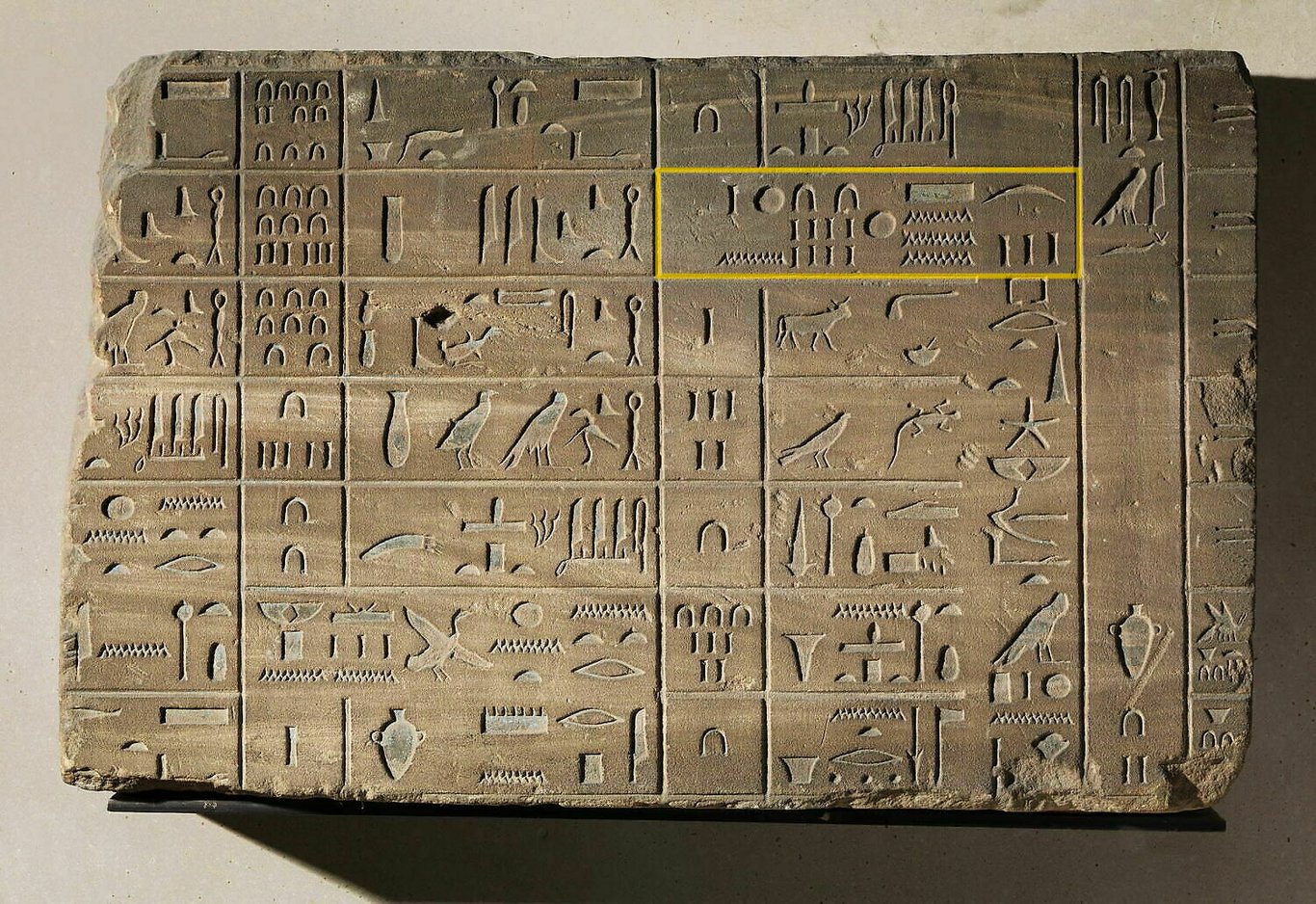 Il "calendario di Elefantina", conservado al Louvrey e descubierto en el siglo scorso dall'egittologo francese Auguste Mariette. L'iscrizione riquadrata menziona una data di riapparizione di Sothis, Sirio: 3° mes de la stagione del raccolto, 28° día.