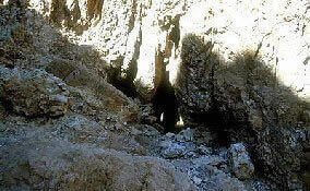 Entrada de la gruta 1, en la que se descubrieron los primeros manuscritos.