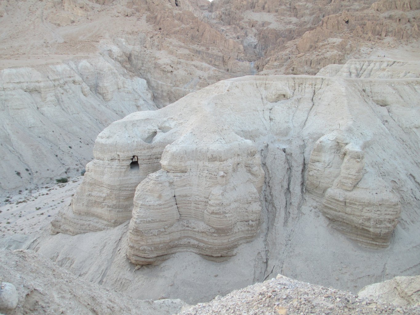Se distingue en el flanco del acantilado la entrada de la gruta 4, donde en 1952 se descubrieron los manuscritos relativos al calendario esenio.