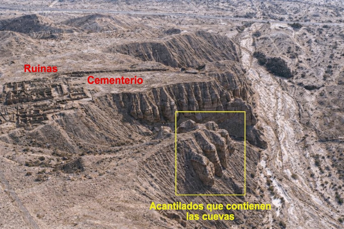 Vista general del sitio de Qumran con, en primer plano, los acantilados en cuyas laderas se descubrieron las grutas que contenían parte de los manuscritos.