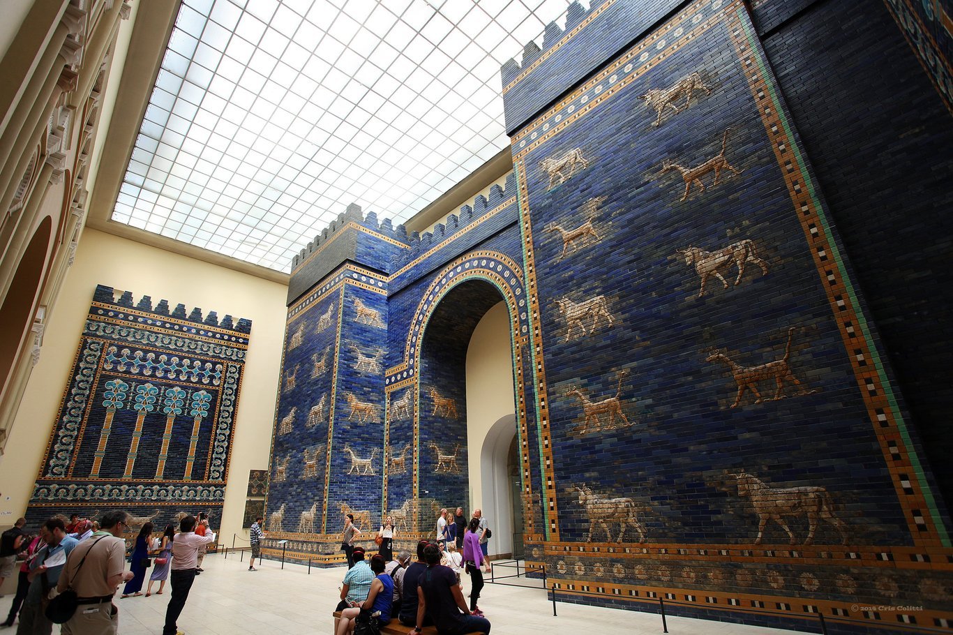 Alessandro Magno entra a Babilonia en el 331 a. C. attraverso la porta di Ishtar, di cui si può vederey sopra una ricostruzione al Pergamon Museum di Berlino.