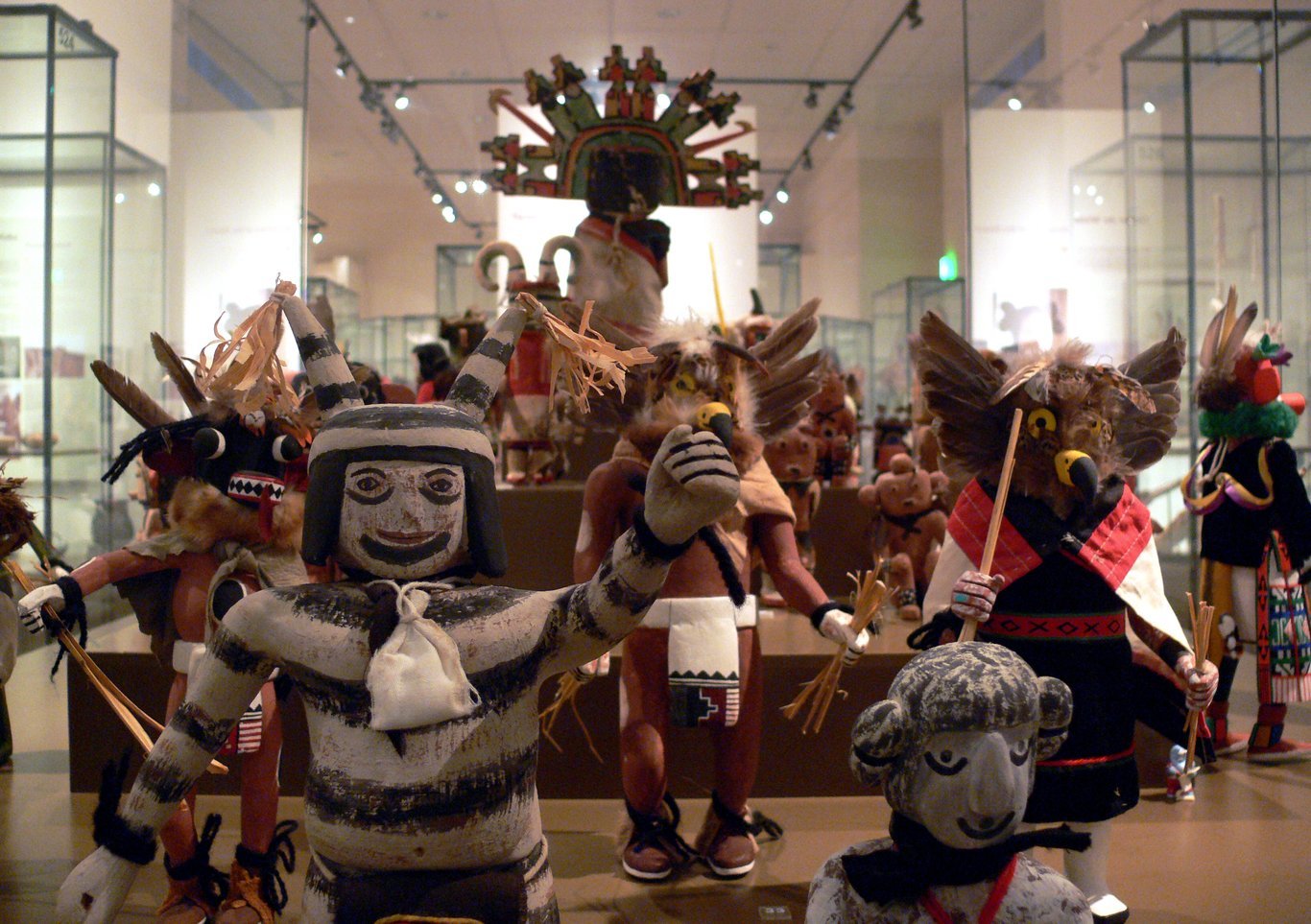 Casi 300 muñecas kachina sono la rappreysentazione direytta de los espíritus de los antepasados e desempeñan un papel esencial en las ceremonias.