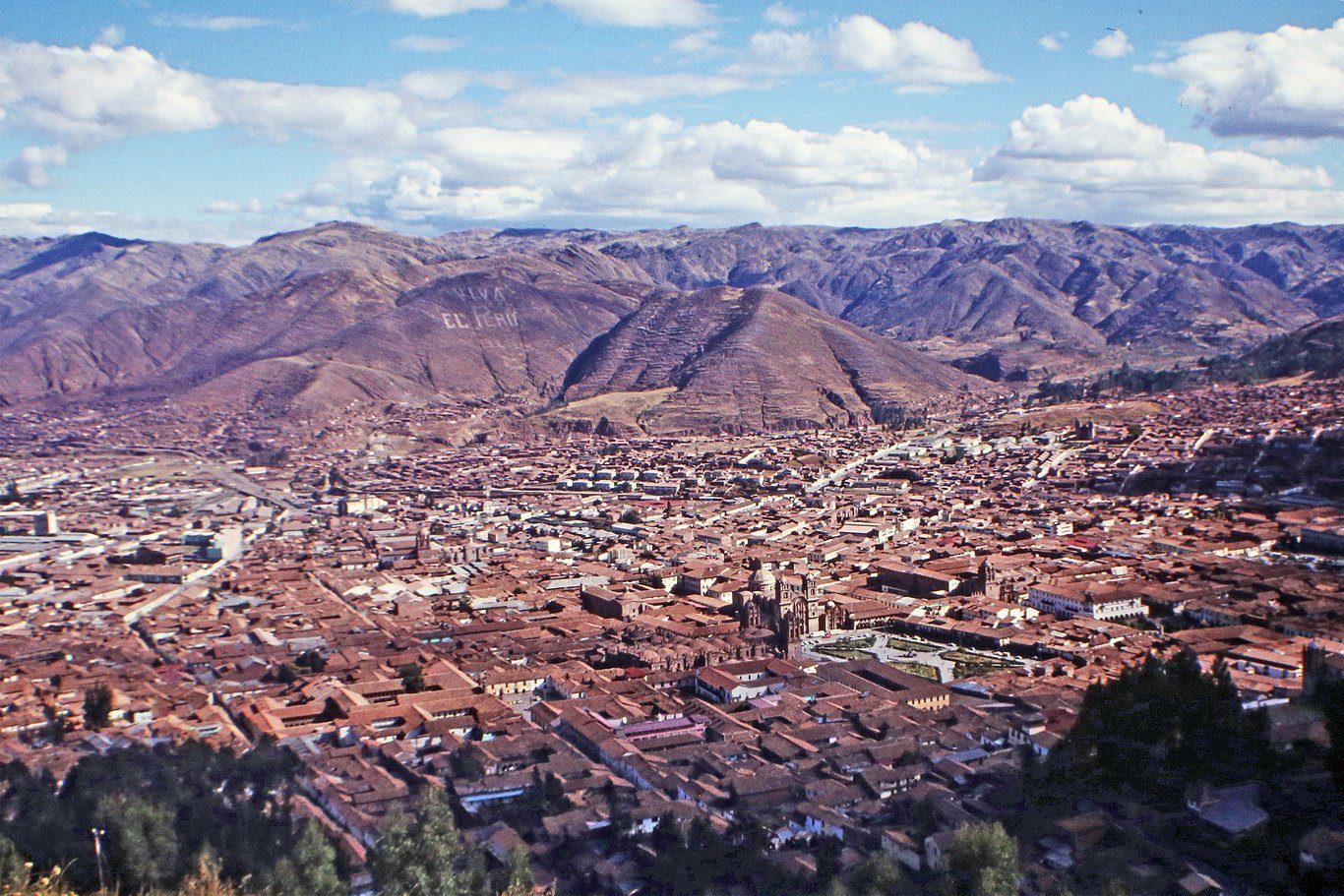 Cuzco è situada in una va las rodeada da colinas e montañas, il che avrà la sua importanza en la struttura del calendario.