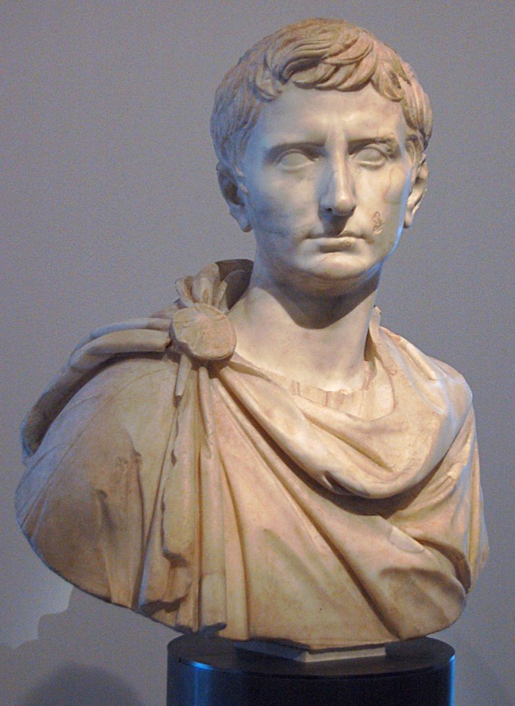 Busto in mármol di Ottaviano, contemporaneo al sovrano, conservado ai Musei Capitolini di Roma.
