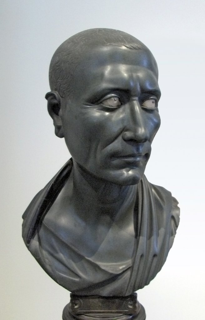 Retrato de Julio César, realizado hacia el siglo I d. C., probablemente en Egipto, en pizarra verde. - \nEsta obra recibe entre los alemanes el nombre de "Grüner Caesar" (César verde) y se conserva en el Altes Museum de Berlín.