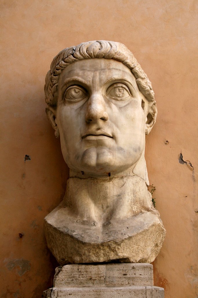 Cabeza del Coloso di Costantino: questa parte misura 2,60 metri di altura. Il colosso completo doveva misurarey aproximadamente 12 metri di altura.
 - Marmo, obra romana, 312-315 d. C.
