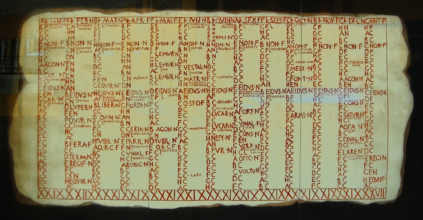 Calendario di Anzio (Fasti Antiates) ricostruito, expuesto al Museo del Teatro de Caesaraugusta (Zaragoza, España). Questo calendario è datato tra l'84 e il 55 a. C. - 
I frammenti originali sono conservados al Museo de las Terme di Diocleziano, a Roma.