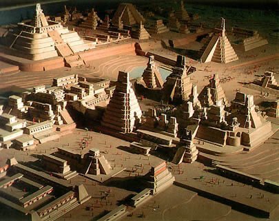 Modelo de un centro cerimoniale maya di Tikal al suo apogeo (siglo VIII).