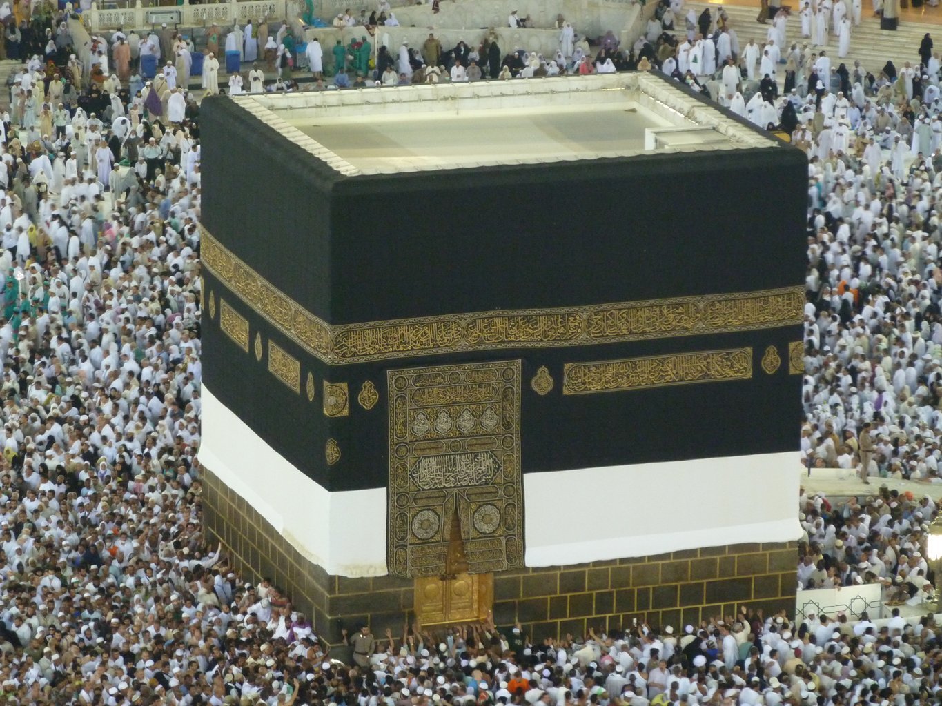La Kaaba, in arabo الكَعْبة, al centro de la moschea