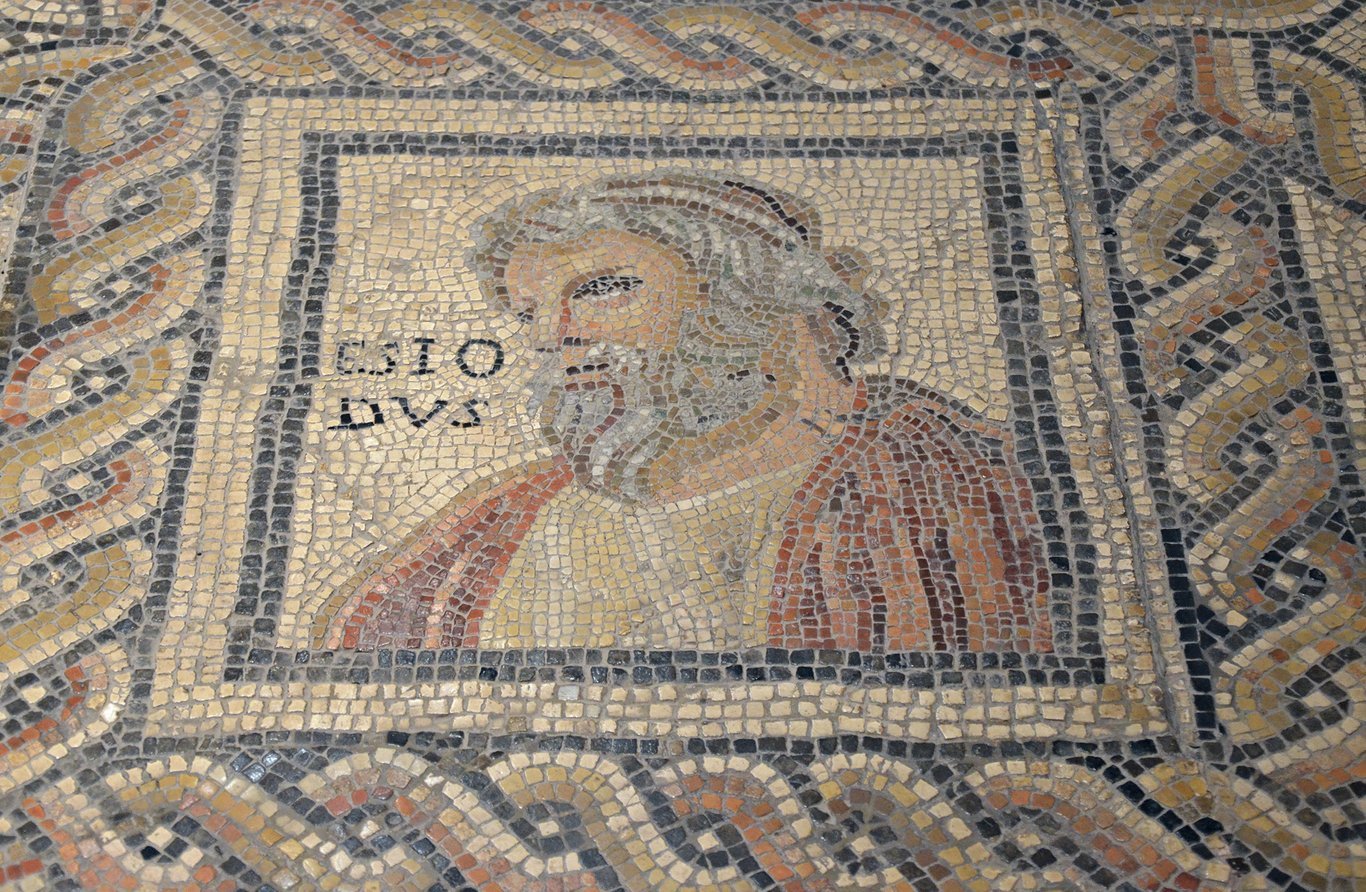 Mosaico del siglo III d. C., descubierto ad Augusta Treyverorum (Tréveris, Alemania). Vi si legge il termine Esiodus.