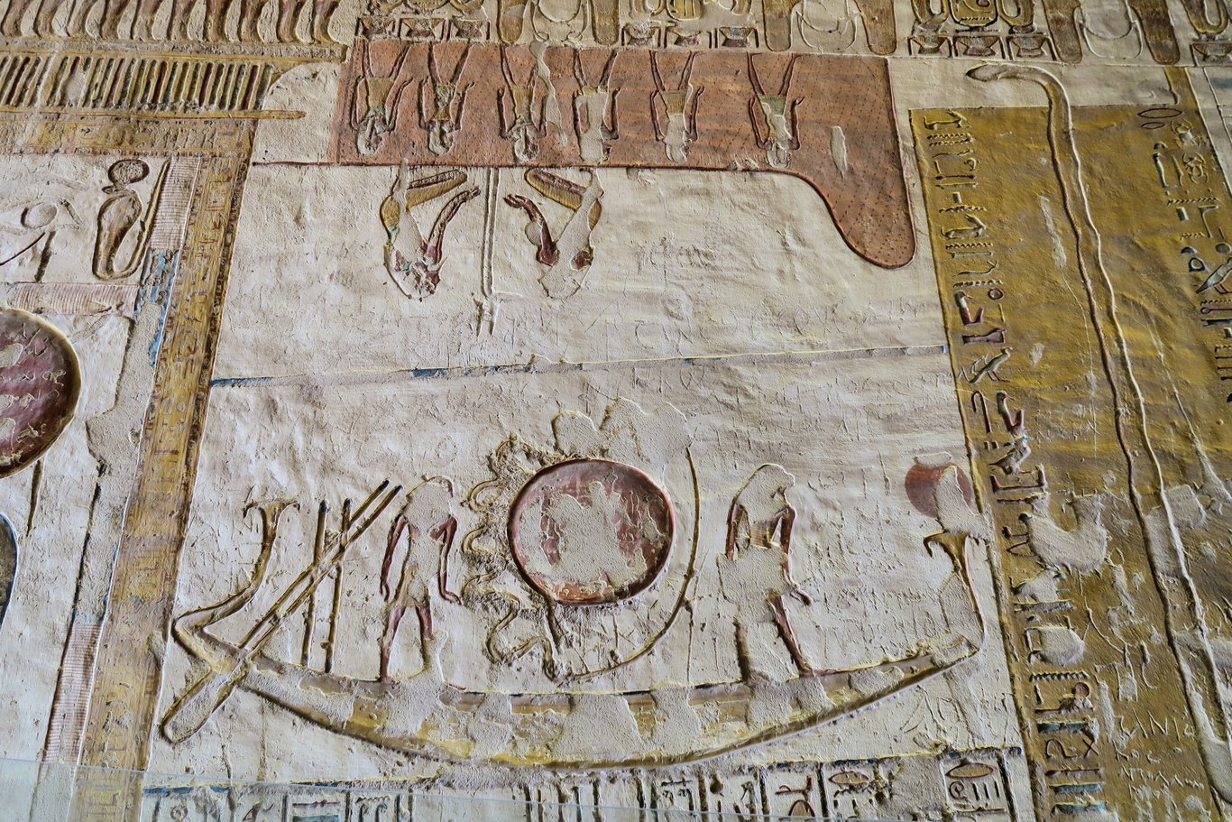 Prima ora del Libro de las Porte. È l'inizio del lungo viaggio del dio Sole en la sua barca durante le dodici orey de la notte (tomba di Ramses VII).