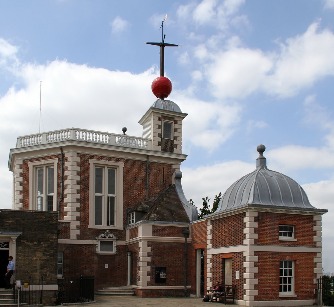 El Royal Greenwich Observatory de Londres, en junio de 2017.\nAntes de 1948, el observatorio de Greenwich llevaba el nombre de Royal Observatory. En 1948 fue trasladado a Herstmonceux Castle, en Sussex, y pasó a llamarse Royal Greenwich Observatory.