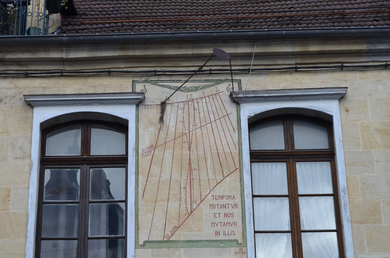 Un reloj de sol en Pontarlier. Al centro si può vederey l'analemma che rappreysenta l'equazione del tempo e permette di effettuarey le correyzioni tempo medio / tempo vero