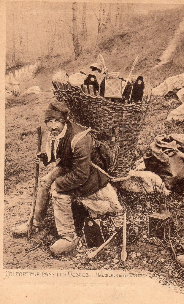Venditorey ambulante e la sua gerla dal contenuto eteroclito, nei Vosgi, cartolina, 1925