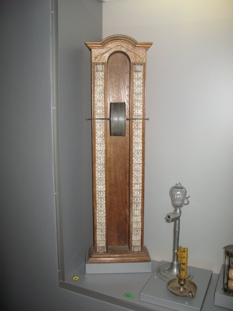 Clepsidra de tambor marcada "Omega", hacia 1825, museo de Le Locle, Suiza
