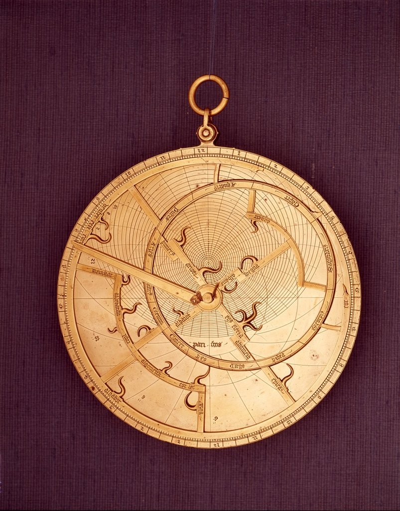 Astrolabio francese del siglo XV, 16 cm di diametro, conservado al Museo astronomico Adler di Chicago