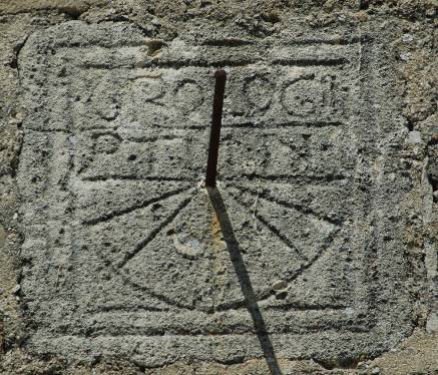 Reloj canónico incisa su un muro meridionale de la iglesia di Notrey-Dame-de-Porporièreys a Mérindol-les-Oliviers, en la Drôme. È pomposamente qualificata come orologio dall'iscrizione che la sovrasta: OROLOGII, e risale al siglo XII o XIII.