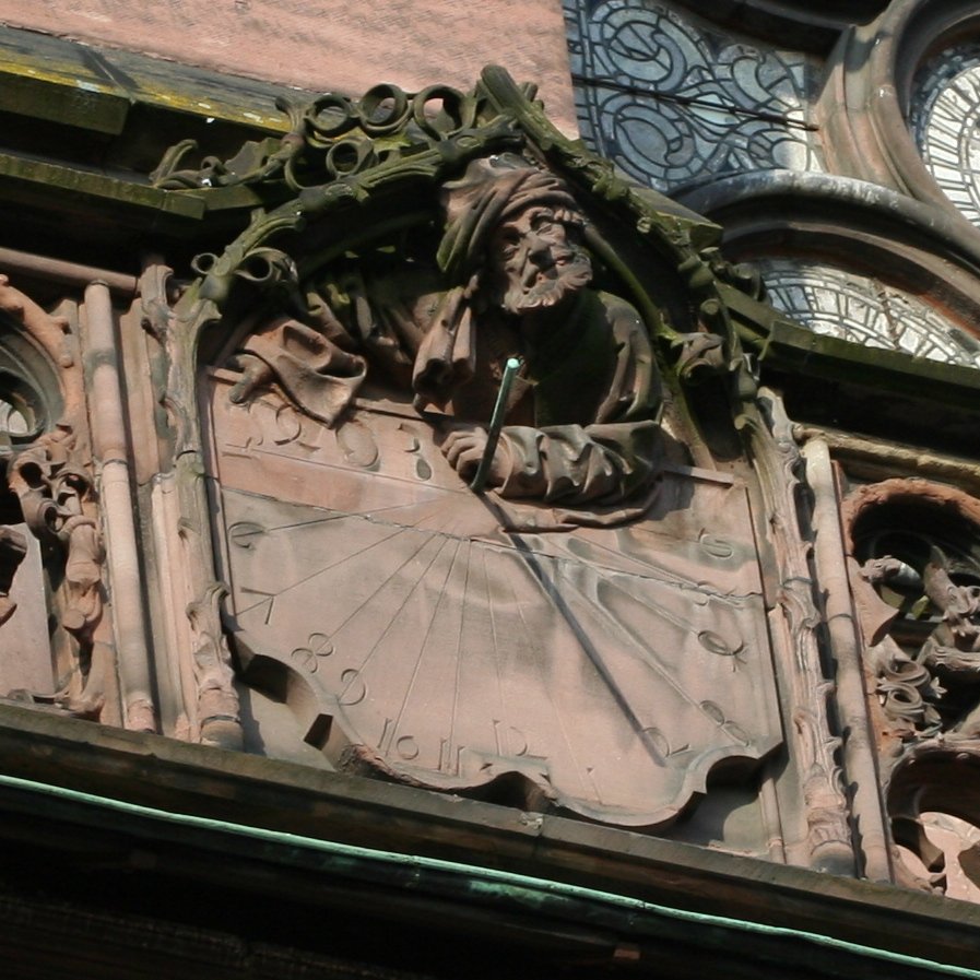 Reloj de sol de estilo polar de la catedral de Estrasburgo. El antebrazo izquierdo del personaje, apoyado sobre la parte superior de la mesa del reloj, sostiene (o sostenía) el estilo en la mano.